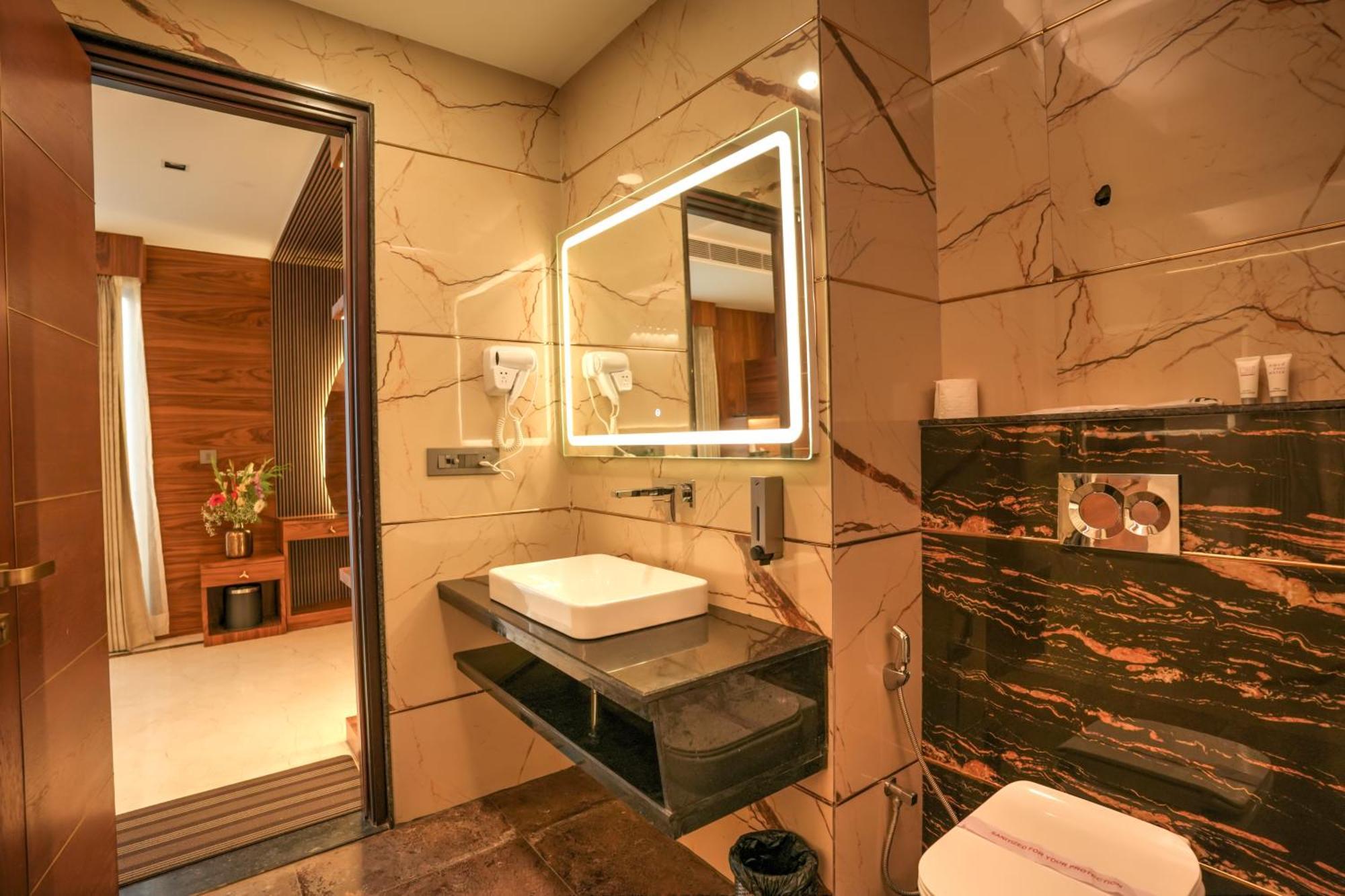 Rj Hotel - Managed By Atithi House เกรทเตอร์นอยดา ภายนอก รูปภาพ