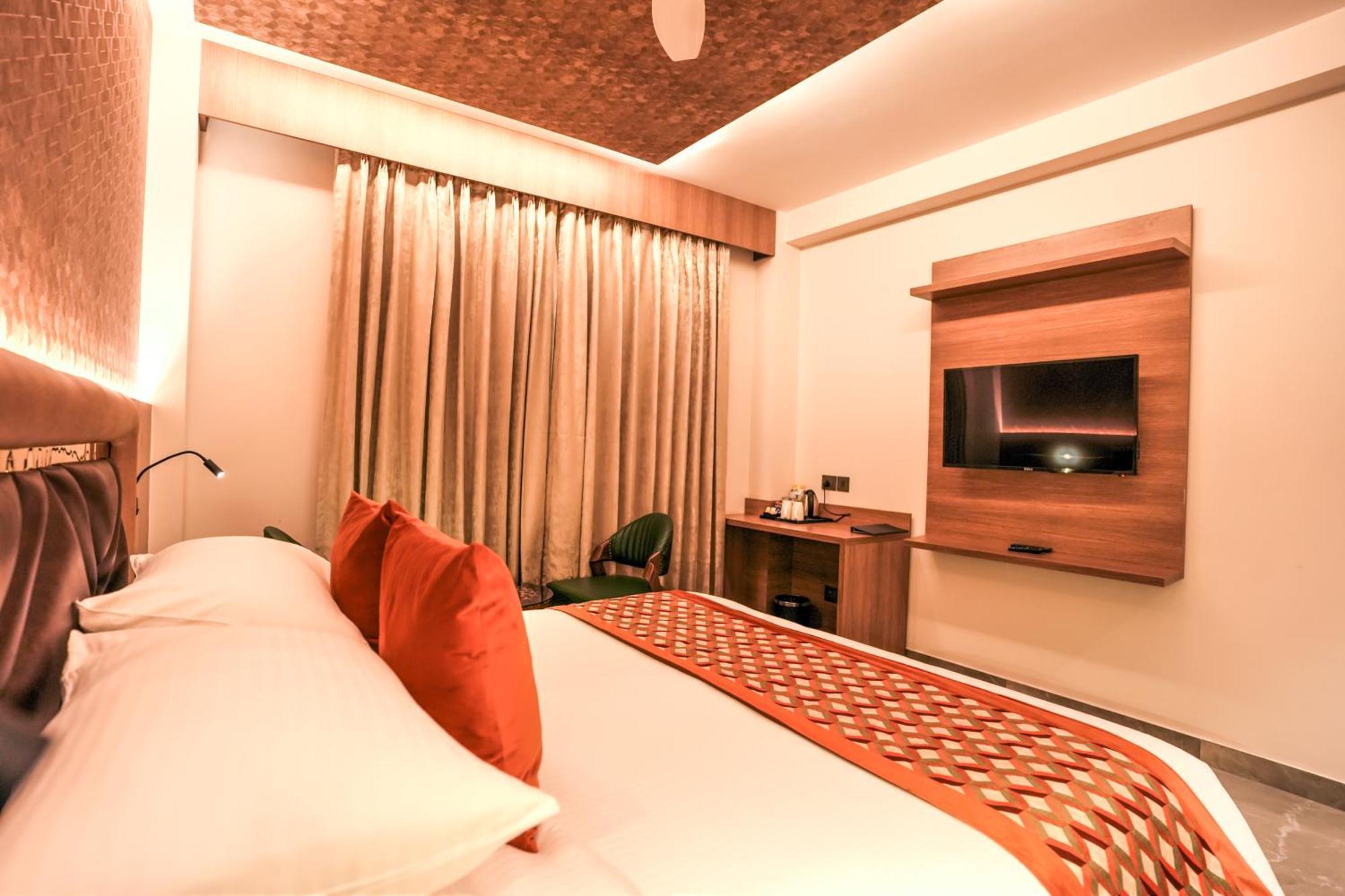 Rj Hotel - Managed By Atithi House เกรทเตอร์นอยดา ภายนอก รูปภาพ