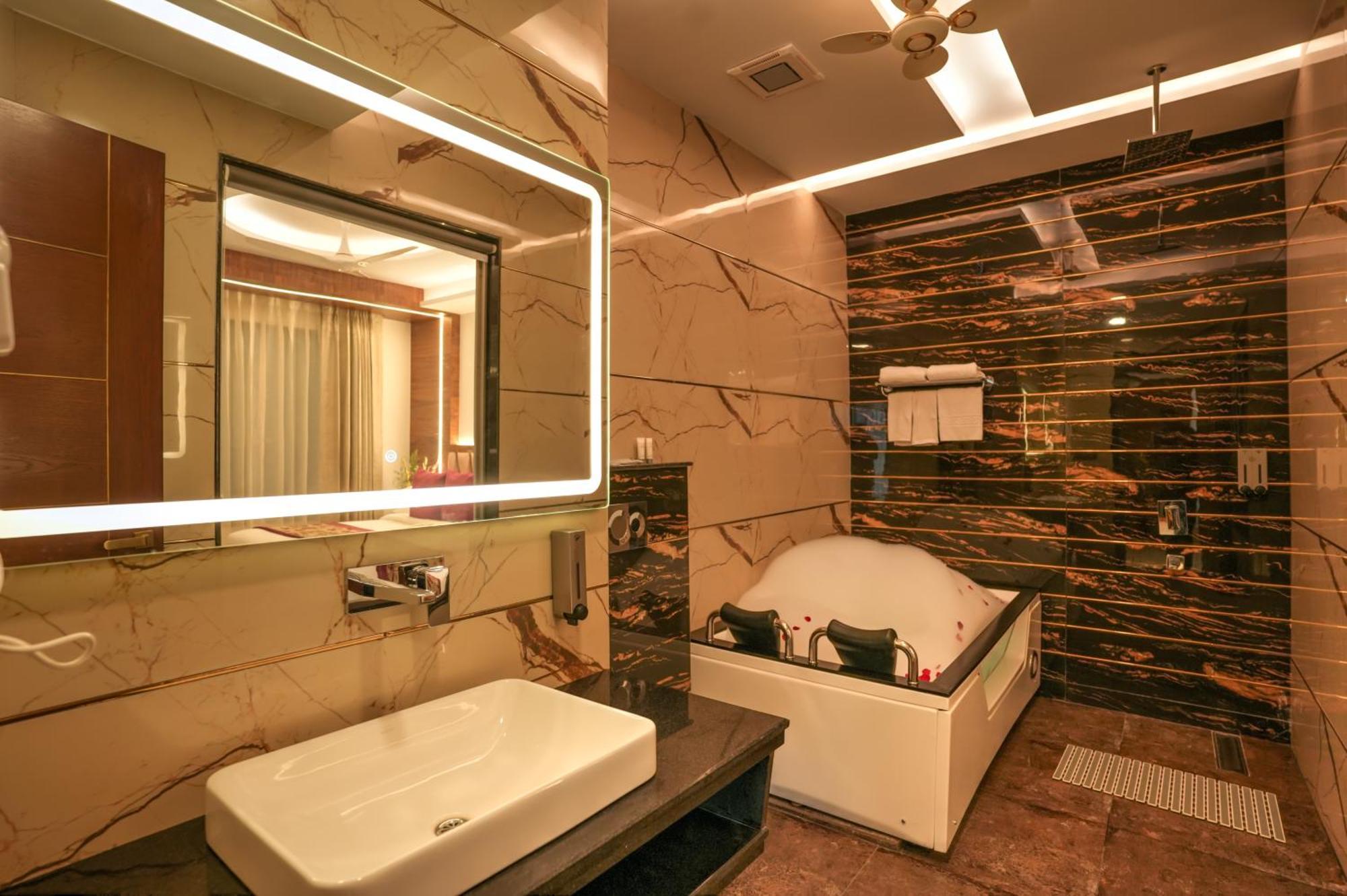 Rj Hotel - Managed By Atithi House เกรทเตอร์นอยดา ภายนอก รูปภาพ