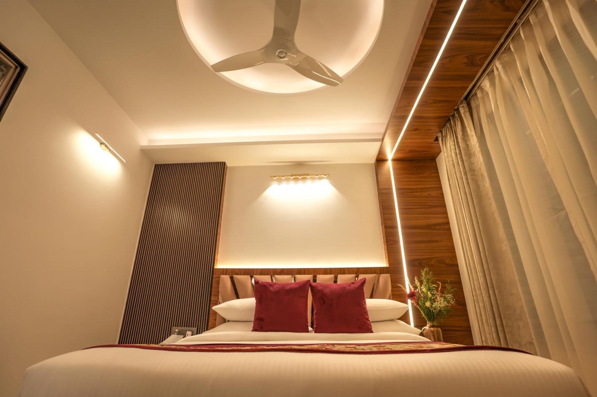 Rj Hotel - Managed By Atithi House เกรทเตอร์นอยดา ภายนอก รูปภาพ